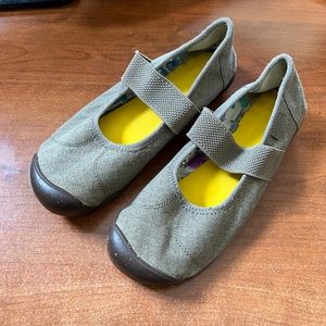 Keen Sienna canvas Mary Janes size 8.5 (39)